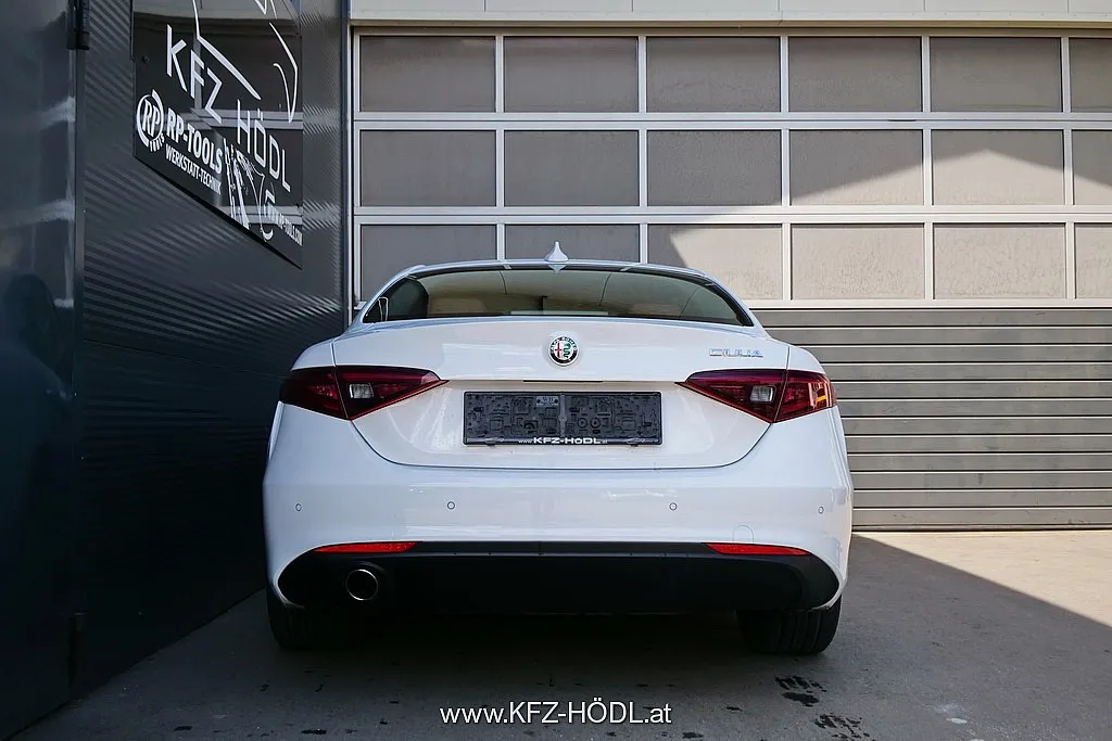 Alfa Romeo Giulia Super 2,2 150 MT RWD Image 4